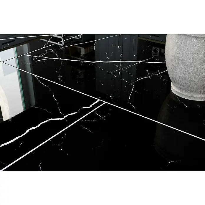 Feinsteinzeugfliese Black Marble - 120 x 120 cm, Schwarz, Glänzend - Elegante schwarze Bodenfliesen mit weißen Marmorierungen und Fugen, die ein modernes und luxuriöses Design für jeden Raum bieten.