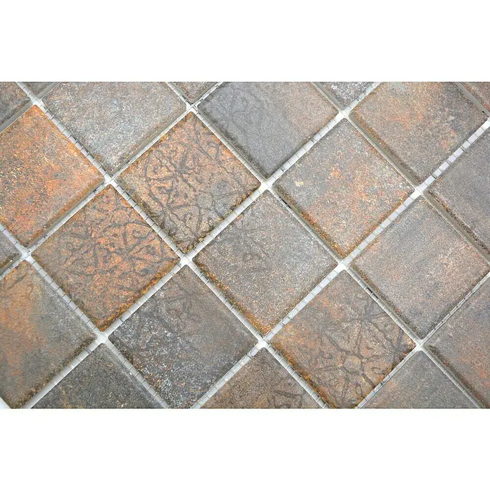 Mosaikfliese JAB 47R200 mix rust - 29,7 x 29,7 cm, Mix Rost, Matt - Nahaufnahme von einem Mosaikmuster mit quadratischen Steinen in Erd- und Grautönen, die durch weiße Fugenlinien getrennt sind.