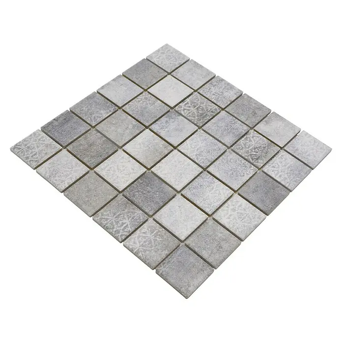 Mosaikfliese JAB 47R201 mix cement - 29,7 x 29,7 cm, Mix Zement, Matt - Nahaufnahme eines quadratischen Mosaiks aus verschiedenen Grautönen, das ein subtiles, gemustertes Design für eine elegante Wand- oder Bodengestaltung bietet.