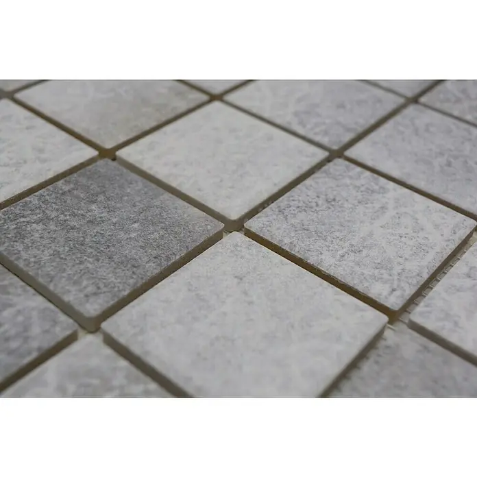 Mosaikfliese JAB 47R201 mix cement - 29,7 x 29,7 cm, Mix Zement, Matt - Nahaufnahme von quadratischen, grau-weißen Fliesen mit einer leicht strukturierten Oberfläche, die ein elegantes und modernes Design zeigen.