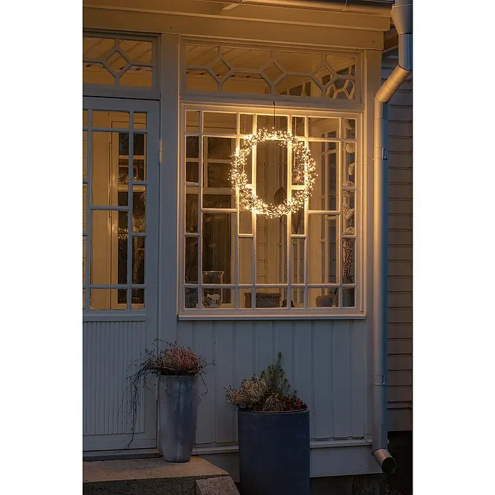 Konstsmide LED-KranzDurchmesser: 50 cm, Bernstein - Eine beleuchtete Weihnachtsgirlande schmückt das Fenster und sorgt für eine festliche Atmosphäre im Aussenbereich des Hauses.