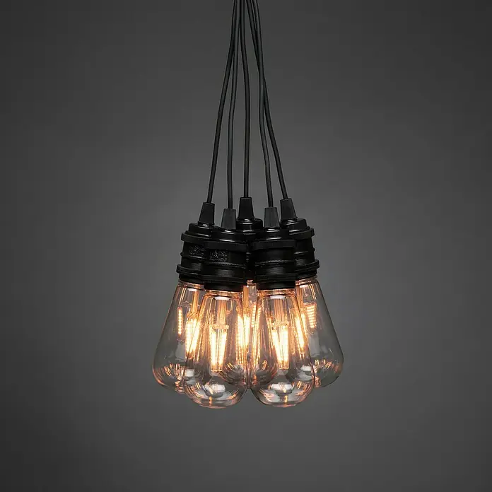 Konstsmide LED-Lichterkette Erweiterungs-Set - Außen, 9,15 cm, Bernstein, Netzbetrieben - Nahaufnahme einer Pendelleuchte mit mehreren Edison-Glühbirnen, die ein warmes Licht ausstrahlen. Das moderne Design verleiht jedem Raum einen Hauch von Vintage-Charme.