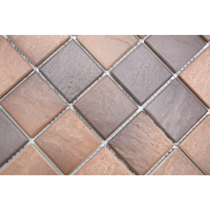 Mosaikfliese JAB 47V546 earth brown - 29,7 x 29,7 cm, Erdbraun, Matt - Nahaufnahme eines Mosaiks aus quadratischen Fliesen in verschiedenen Braun- und Beigetönen, die ein dekoratives Muster bilden.