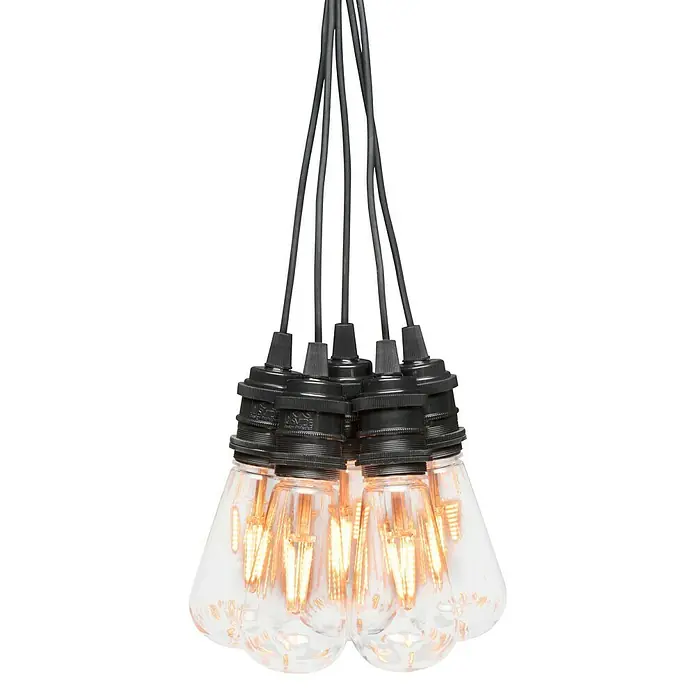 Konstsmide LED-Lichterkette - Länge: 10,85 m - Pendelleuchte mit sechs Edison-Glühbirnen und schwarzem Kabel vor dunklem Hintergrund.