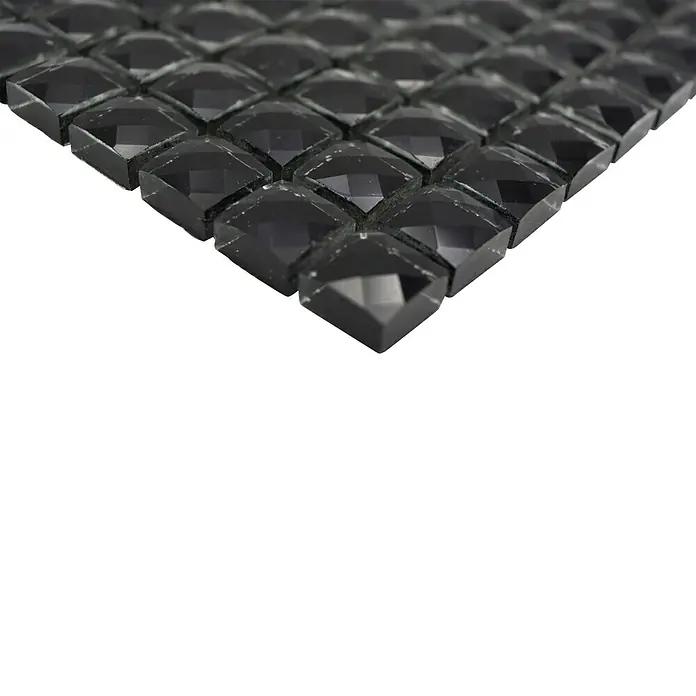 Mosaikfliese Quadrat Crystal Glitzer XCM BL824 - 30 x 30 cm, Schwarz, Glänzend - Nahaufnahme eines Mosaiks aus schwarzen Glasfliesen mit Facettenschliff. Ideal für elegante Akzente in Bad oder Küche.