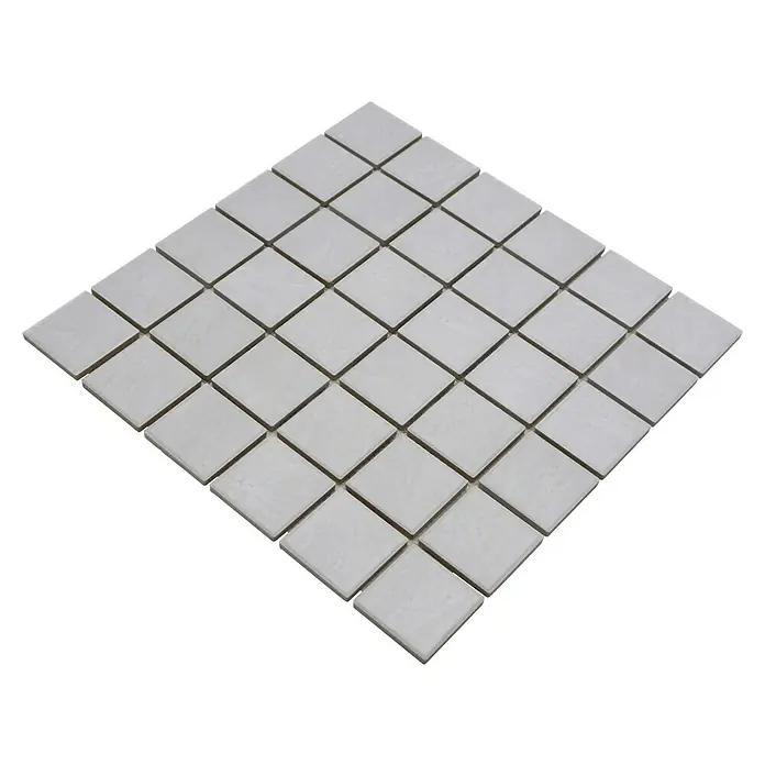 Mosaikfliese JAB 47V540 stone white - 29,7 x 29,7 cm, Steinweiß, Matt - Nahaufnahme von quadratischen, hellen Keramikmosaikfliesen, die ein elegantes und zeitloses Design für jeden Raum bieten.