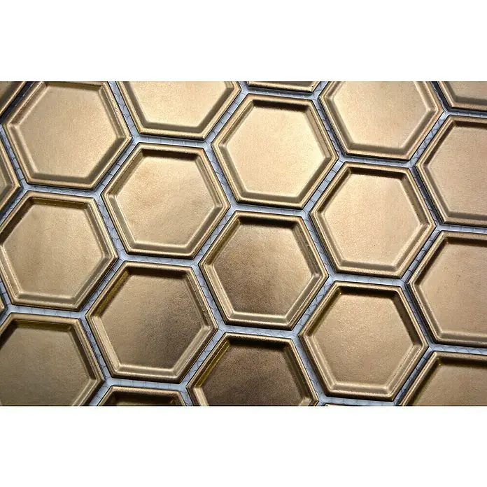 Mosaikfliese Hexagon Bronze HX 09BR - 32,5 x 28,1 cm, Bronze, Glänzend - Nahaufnahme von goldfarbenen sechseckigen Fliesen, die ein stilvolles und modernes Muster für Wände oder Böden bilden.