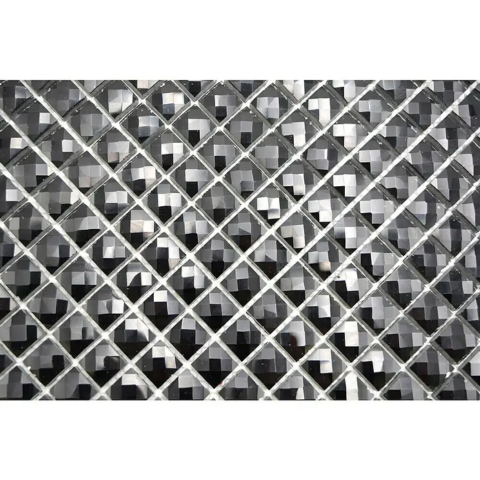 Mosaikfliese Quadrat Crystal Glitzer XCM BL824 - 30 x 30 cm, Schwarz, Glänzend - Nahaufnahme eines Musters aus schwarzen, facettierten quadratischen Fliesen mit weißen Fugenlinien, das ein schimmerndes und elegantes Design zeigt.