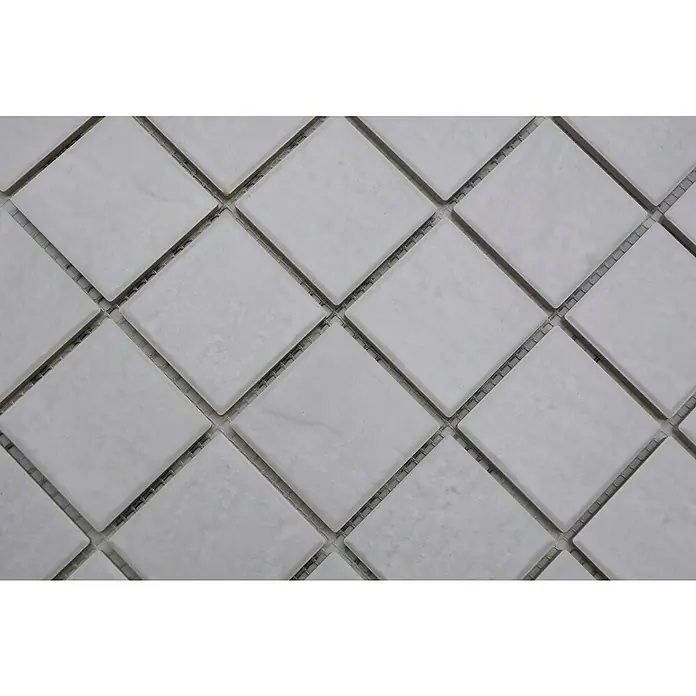 Mosaikfliese JAB 47V540 stone white - 29,7 x 29,7 cm, Steinweiß, Matt - Nahaufnahme von weißen quadratischen Mosaikfliesen, die ein gleichmäßiges und elegantes Muster für Wand- und Bodengestaltung bieten.