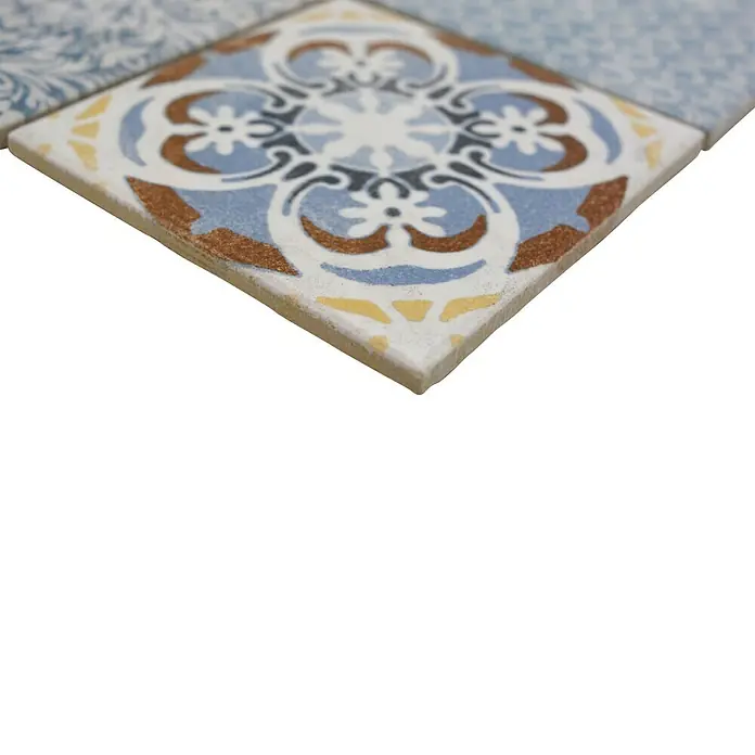 Mosaikfliese JAB 97PV20 multi colour - 29,7 x 29,7 cm, Mehrfarbig, Matt - Nahaufnahme einer dekorativen, quadratischen Fliese mit floralen Mustern in Blau-, Braun- und Gelbtönen auf weißem Grund.