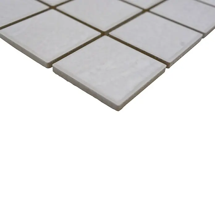 Mosaikfliese JAB 47V540 stone white - 29,7 x 29,7 cm, Steinweiß, Matt - Nahaufnahme von weißen quadratischen Mosaikfliesen, die ein modernes und minimalistisches Design für Badezimmer oder Küchenrückwände bieten.