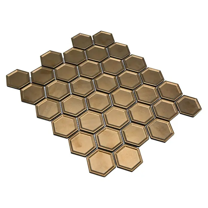 Mosaikfliese Hexagon Bronze HX 09BR - 32,5 x 28,1 cm, Bronze, Glänzend - Nahaufnahme eines Musters aus goldenen Hexagon-Fliesen. Die Fliesen sind dicht aneinandergereiht und bilden ein geometrisches Muster.