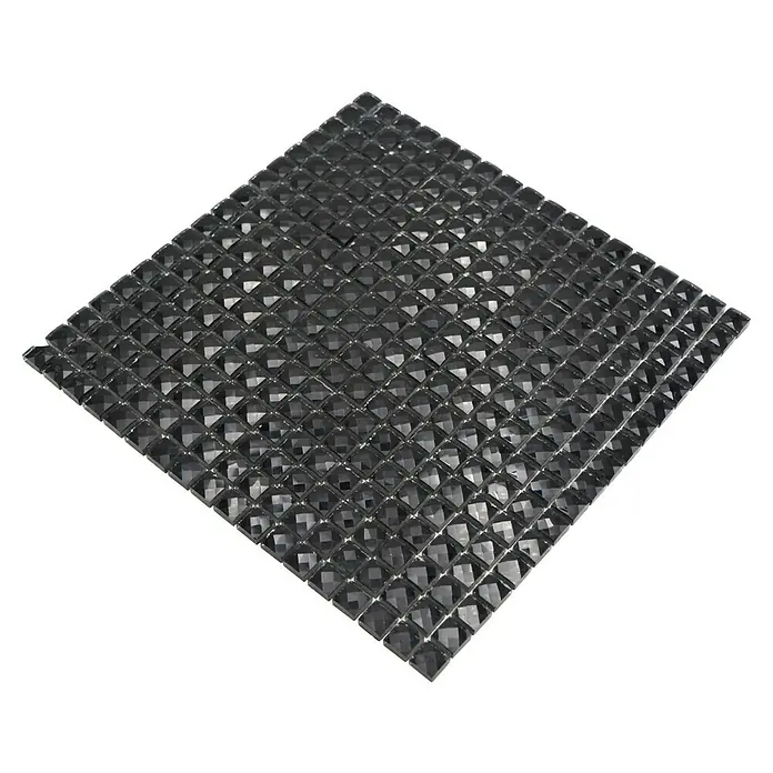 Mosaikfliese Quadrat Crystal Glitzer XCM BL824 - 30 x 30 cm, Schwarz, Glänzend - Nahaufnahme eines quadratischen Musters aus kleinen, glänzenden, dunkelgrauen Mosaikfliesen auf schwarzem Hintergrund.