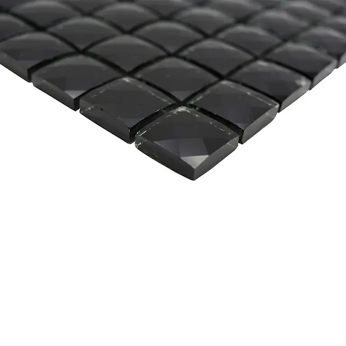 Mosaikfliese Quadrat Crystal Glitzer XCM BL826 - 30 x 30 cm, Schwarz, Glänzend - Nahaufnahme eines Blatts mit schwarzen, quadratischen Mosaikfliesen mit abgeschrägten Kanten, die ein elegantes, modernes Design ergeben.
