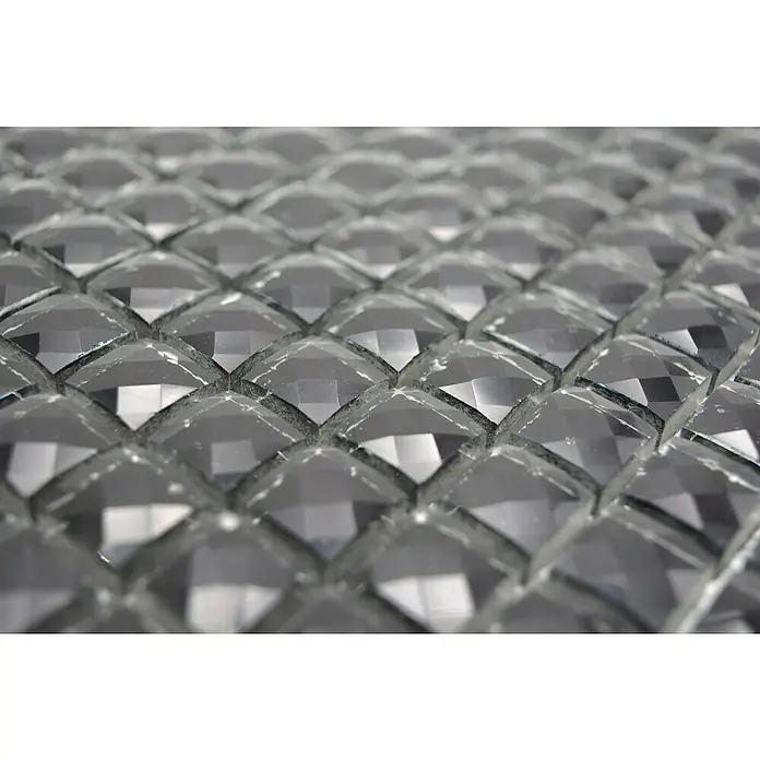 Mosaikfliese Quadrat Crystal Glitzer XCM BL824 - 30 x 30 cm, Schwarz, Glänzend - Nahaufnahme von schillernden, rautenförmigen Glasmosaiken, die ein elegantes, texturiertes Muster bilden. Das klare Glas reflektiert das Licht.