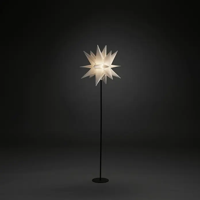 Konstsmide Standstern - Weiß, Warmweiß, LED, Netzbetrieben, 1 Stk. - Eine moderne Stehlampe mit einem sternförmigen Lampenschirm, die ein warmes Licht in einem dunklen Raum verbreitet.