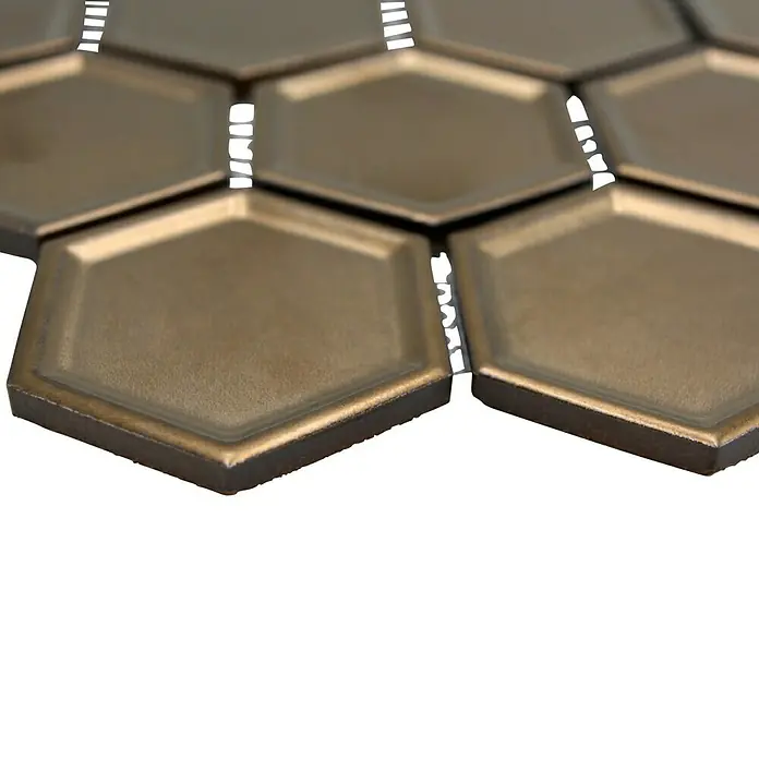 Mosaikfliese Hexagon Bronze HX 09BR - 32,5 x 28,1 cm, Bronze, Glänzend - Nahaufnahme von Bronzefarbenen, sechseckigen Fliesen mit reflektierender Oberfläche, die ein elegantes Muster bilden.