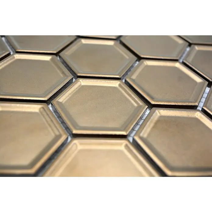 Mosaikfliese Hexagon Bronze HX 09BR - 32,5 x 28,1 cm, Bronze, Glänzend - Nahaufnahme eines Musters goldfarbener, sechseckiger Fliesen, die ein elegantes und modernes Design für Wand- oder Bodenbeläge bieten.