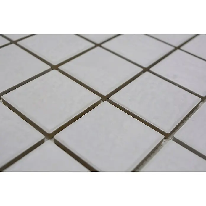 Mosaikfliese JAB 47V540 stone white - 29,7 x 29,7 cm, Steinweiß, Matt - Nahaufnahme eines Musters aus quadratischen, weißen Mosaikfliesen mit dunkler Fugenmasse, ideal für Badezimmer- oder Küchenböden.