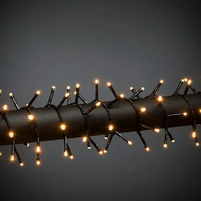 Konstsmide LED-Lichterkette - Innen, Lichtfarbe: Bernstein, Anzahl Leuchtmittel: 400 Stk., Netzbetrieben - Lichterkette mit warmweißen LEDs, gewickelt um ein schwarzes Rohr, ideal für festliche Dekorationen und stimmungsvolle Beleuchtung.