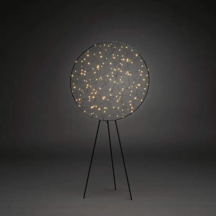 Konstsmide LED-Metallsilhouette Ring - 60 x 25 x 117 cm, Schwarz, Netzbetrieben, Lichtfarbe: Bernstein - Elegante Stehlampe mit einem kreisförmigen Design und warmweißen Lichtern, die eine gemütliche Atmosphäre schaffen. Das schlanke, schwarze Stativ ergänzt das moderne Aussehen.