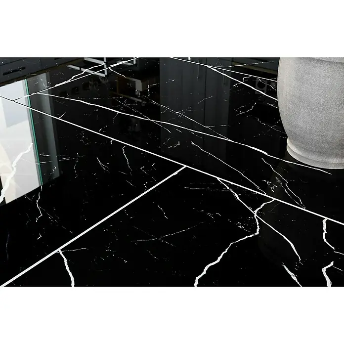 Feinsteinzeugfliese Black Marble - 60 x 120 cm, Schwarz, Glänzend - Schwarzer Marmorboden mit weißen Adern und Fugen, teilweise von einem grauen Gefäß verdeckt, bietet eine elegante und moderne Ästhetik.