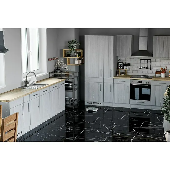 Feinsteinzeugfliese Black Marble - 60 x 120 cm, Schwarz, Glänzend - Eine moderne Küche mit hellgrauen Schränken, einer hellen Arbeitsplatte und einem eleganten schwarzen Marmorboden, inklusive eines praktischen Staubsaugerroboters.