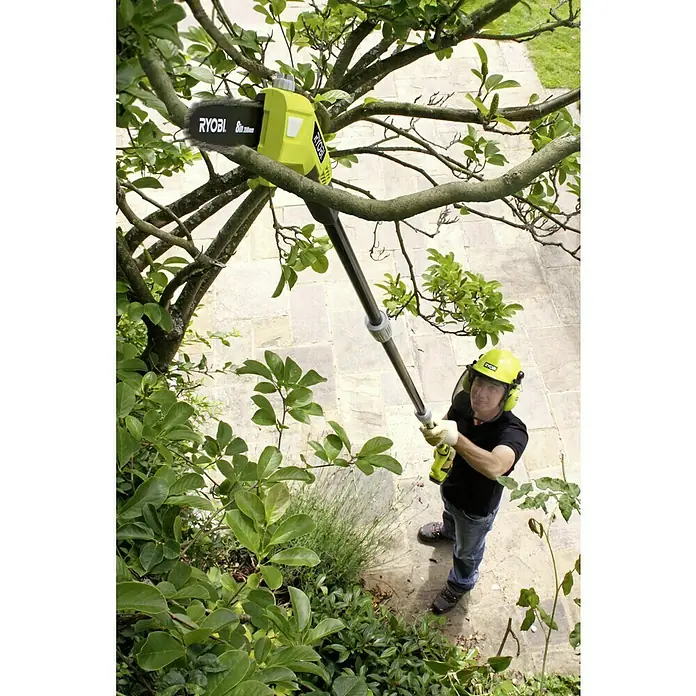 Ryobi ONE+ Maschinenpaket - Akku-Hochentaster OPP 1820,18V, 4 Ah Akku & 2A Ladegerät - Ein Mann benutzt eine Ryobi Hochentaster-Kettensäge, um Äste an einem Baum zu schneiden. Das Gerät ist gelb-schwarz und verfügt über einen teleskopierbaren Schaft.