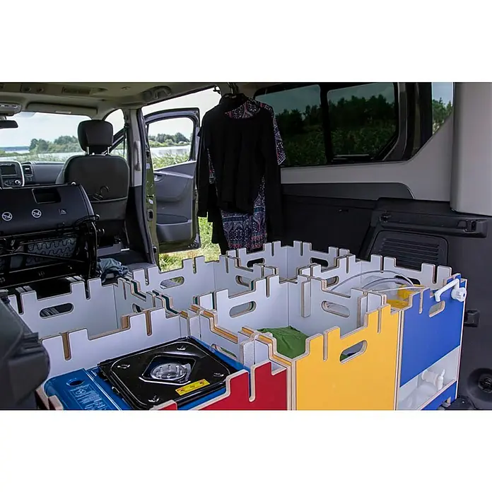 Vojo Camper Ausbau-Set Nomad - 23 -tlg., Geeignet für: Transporter - Ein Blick in den Kofferraum eines Vans, der mit einem modularen Aufbewahrungssystem und einem tragbaren Gaskocher ausgestattet ist.