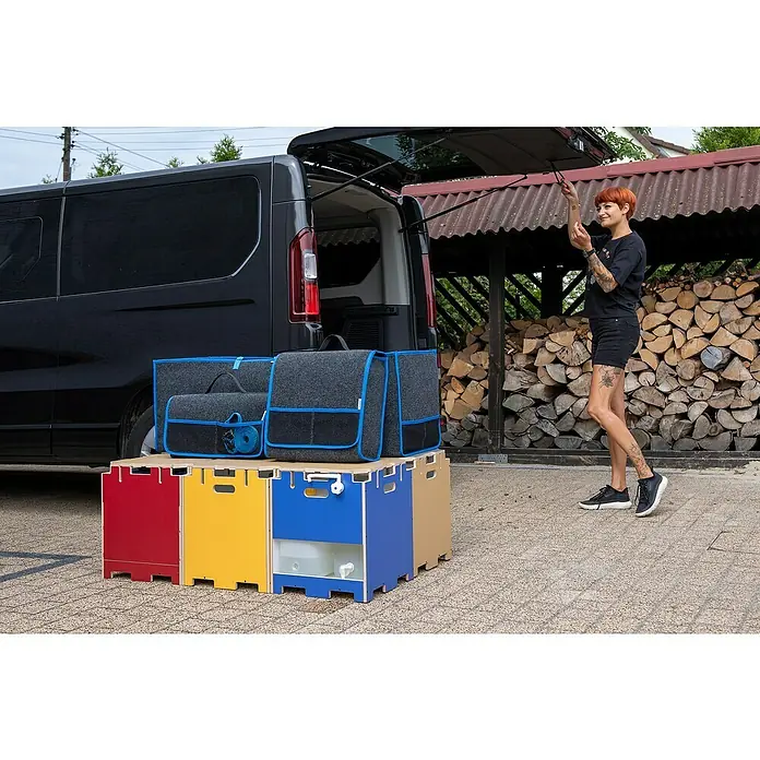 Vojo Camper Ausbau-Set Nomad - 23 -tlg., Geeignet für: Transporter - Das Bild zeigt ein vielseitiges, farbenfrohes Aufbewahrungssystem mit modularen Boxen und passenden Taschen, ideal für Campingausflüge oder Organisation im Fahrzeug.