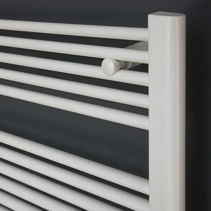 Ximax Badheizkörper Tip - B x H: 600 x 764 mm, Wärmeleistung bei Vorlauftemperatur von 75 °C (D: 50): 423 W, Anschlusskombination Heizkörper: Mittig unten - Nahaufnahme eines weißen Heizkörpers mit horizontalen Streben und einem runden Knopf.