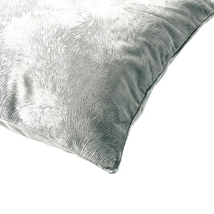 Kissen Elka - Charcoal Grey, 45 x 45 cm, 100 % Polyester - Nahaufnahme eines silbernen dekorativen Kissens mit einem eleganten Muster, das Textur und Raffinesse in Ihr Zuhause bringt.