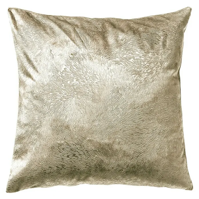 Kissen Elka - Pumice Stone, 45 x 45 mm, 100 % Polyester - Nahaufnahme eines quadratischen Kissens mit abstrakter, gefiederter Textur in sanften Goldtönen auf schwarzem Hintergrund.