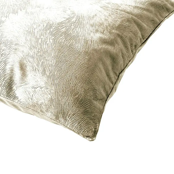 Kissen Elka - Pumice Stone, 45 x 45 mm, 100 % Polyester - Nahaufnahme eines dekorativen Kissens mit einem strukturierten, beige-farbenen Bezug, das stilvolle Akzente setzt.