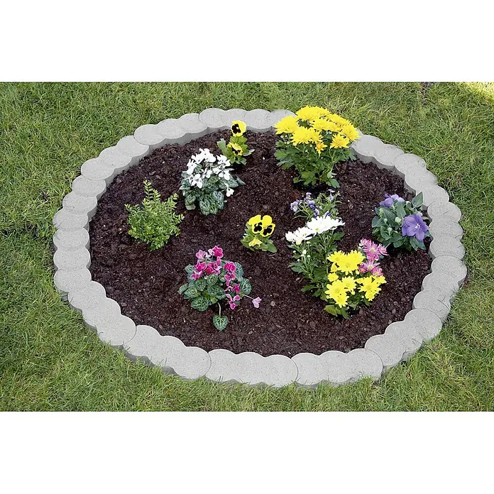 Christoph Mähstein Pali - 22 x 10 x 4,2 cm, Grau, Beton - Blumenbeet mit bunten Blumen und einer dekorativen Betonumrandung im Garten.