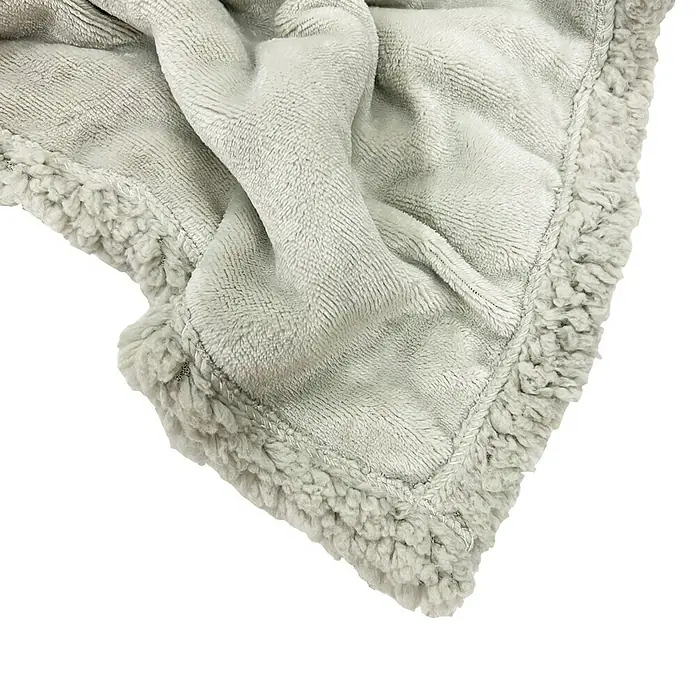 Decke Teddy - Pumice Stone, 200 x 150 cm, 100 % Polyester - Detailaufnahme einer grauen Kuscheldecke mit Teddyplüschrand, ideal für gemütliche Stunden und als dekoratives Element im Wohnbereich.