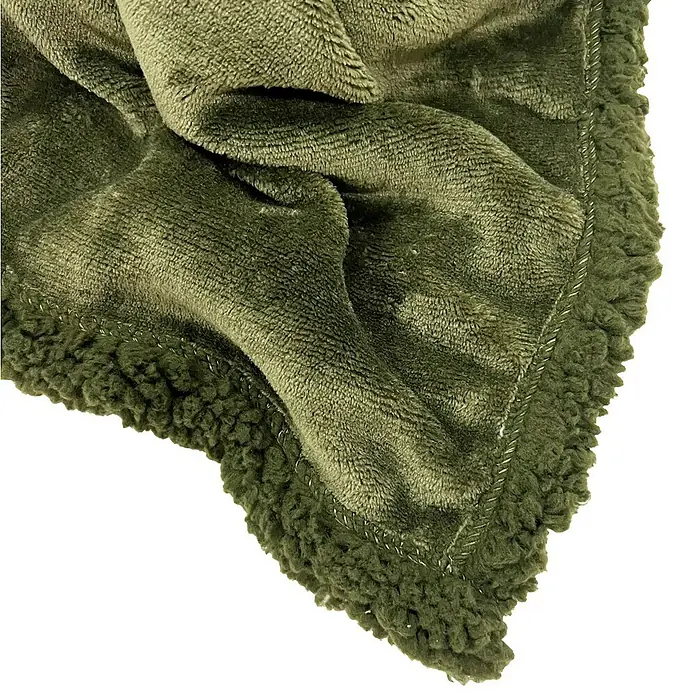 Decke Teddy - Military Olive, 200 x 150 cm, 100 % Polyester - Nahaufnahme einer gefalteten, olivgrünen Decke mit flauschigem Rand, ideal für Wärme und Komfort.