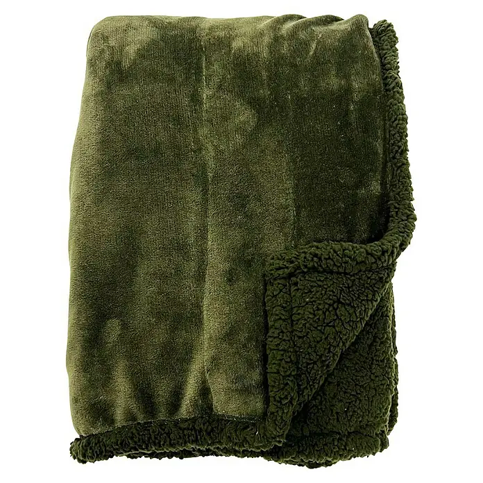 Decke Teddy - Military Olive, 200 x 150 cm, 100 % Polyester - Ein gefalteter, olivgrüner Sherpa-Überwurf mit weicher Textur lädt zum Einkuscheln ein und sorgt für Wärme und Komfort.