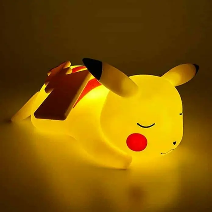 Lámpara LED decorativa Pikachu dormido - L x An x Al: 25 x 13 x 20 cm - Lámpara de noche Pikachu con un móvil en la espalda, que proporciona un brillo cálido y acogedor para la habitación de un niño.\n