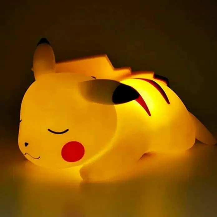 Lámpara LED decorativa Pikachu dormido - L x An x Al: 25 x 13 x 20 cm - Adorable luz nocturna de Pikachu con forma de Pokémon durmiendo. La luz suave crea un ambiente agradable en la habitación.