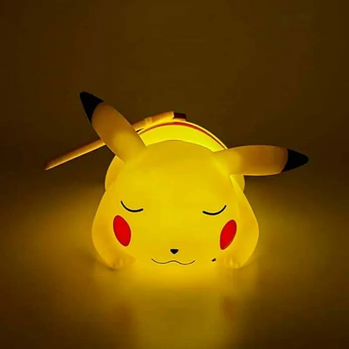Lámpara LED decorativa Pikachu dormido - L x An x Al: 25 x 13 x 20 cm - Luz nocturna amarilla de Pikachu con mejillas rojas y puntas de orejas negras, que proporciona un brillo suave y relajante para las habitaciones de los niños.