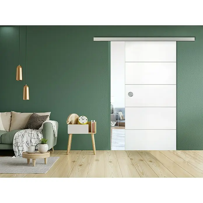 Diamond Doors Schiebetürbeschlag Linea 40 - Aluminium, Art Beschlag: Geschlossen, 1.900 mm, Passend für: Diamond Doors Holzschiebetüren - Das Bild zeigt eine moderne weiße Schiebetür, die teilweise geöffnet ist, mit horizontalen Akzenten und einem runden Griff. Sie harmoniert gut mit der grünen Wand.
