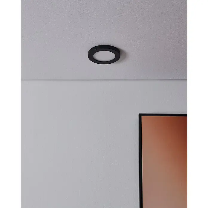 Eglo LED-Einbauleuchte FUEVA FLEX - 5,5 W, Schwarz, Warmweiß - Nahaufnahme einer schwarzen, runden Deckenleuchte, die ein modernes und minimalistisches Design aufweist.