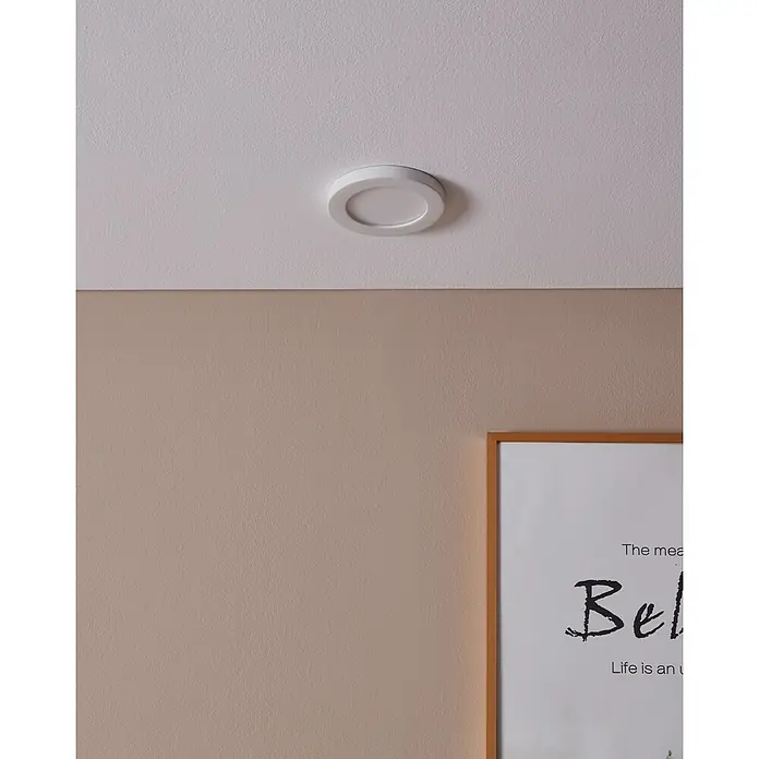 Eglo LED-Einbauleuchte FUEVA FLEX - 5,5 W, Weiß, Warmweiß - Eine runde, weiße Deckenleuchte ist an einer weißen Decke montiert. Das Design ist schlicht und modern.