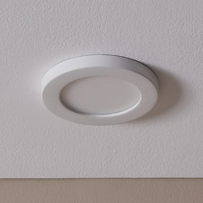 Eglo LED-Einbauleuchte FUEVA FLEX - 5,5 W, Weiß, Warmweiß - Nahaufnahme einer runden, weißen Deckenleuchte. Das Lichtdesign ist minimalistisch und modern, passend für jeden Raum.