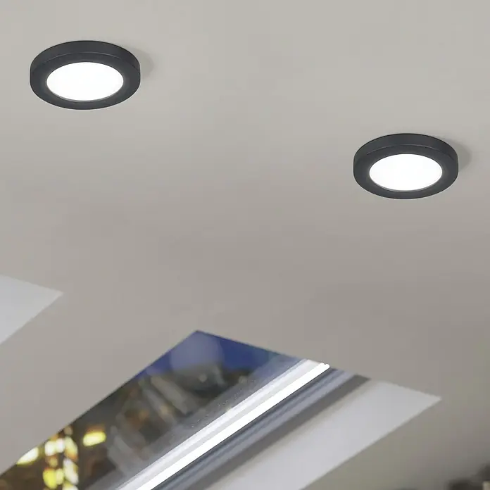 Eglo LED-Einbauleuchte FUEVA FLEX - 5,5 W, Schwarz, Warmweiß - Deckenleuchten: Zwei runde LED-Deckenleuchten mit dunklem Rahmen erhellen den Raum mit ihrem hellen Licht unterhalb eines Dachfensters.