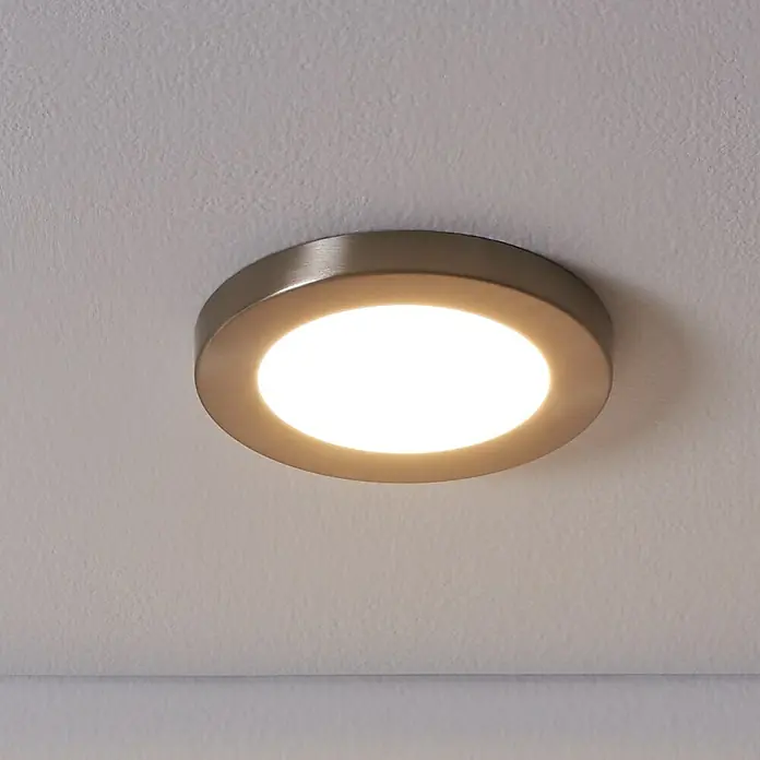 Eglo LED-Einbauleuchte FUEVA FLEX - 5,5 W, Nickel-matt, Warmweiß - Nahaufnahme einer runden Deckenleuchte mit einem gebürsteten Metallrahmen, die helles, warmes Licht in einem modernen Raum ausstrahlt.