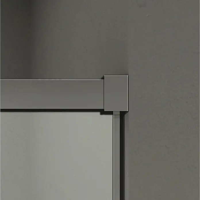 GME Mampara de ducha esquinera Basic Angular - L x An x Al: 75 x 90 x 195 cm, Vidrio transparente, Titan - Vista detallada de una pizarra blanca moderna con marco plateado y conector de esquina sobre una pared gris.