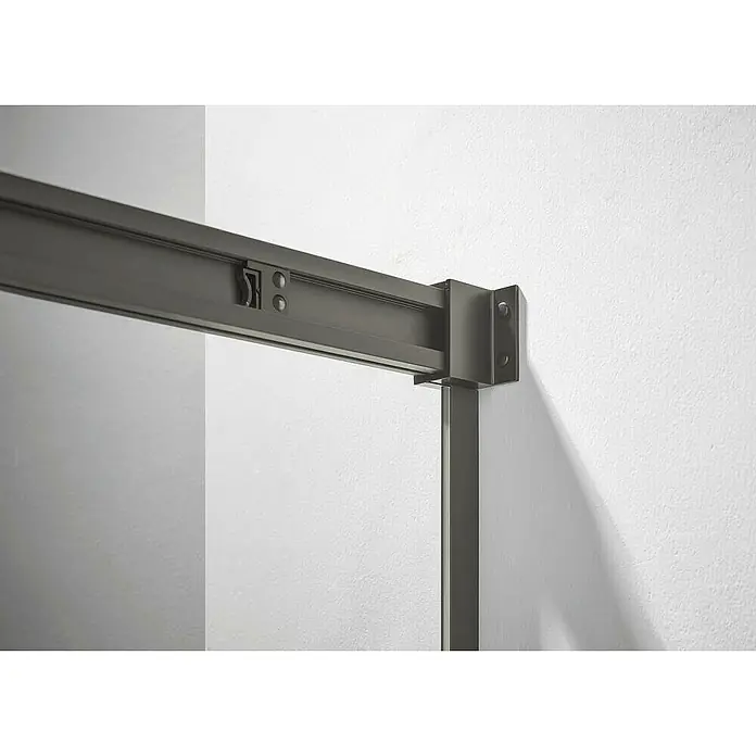GME Mampara de ducha esquinera Basic Angular - L x An x Al: 75 x 90 x 195 cm, Vidrio transparente, Titan - Primer plano de un moderno marco de ducha gris con montaje en pared, que muestra un diseño minimalista y funcional.