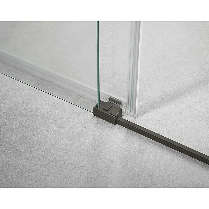 GME Mampara de ducha esquinera Basic Angular - L x An x Al: 75 x 90 x 195 cm, Vidrio transparente, Titan - Primer plano de una moderna cabina de ducha con vidrio transparente y elegante marco oscuro sobre un fondo gris.